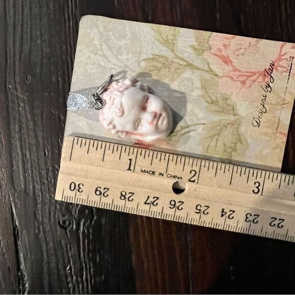 Elegant White Pendant Necklace - Picture 3 of 3